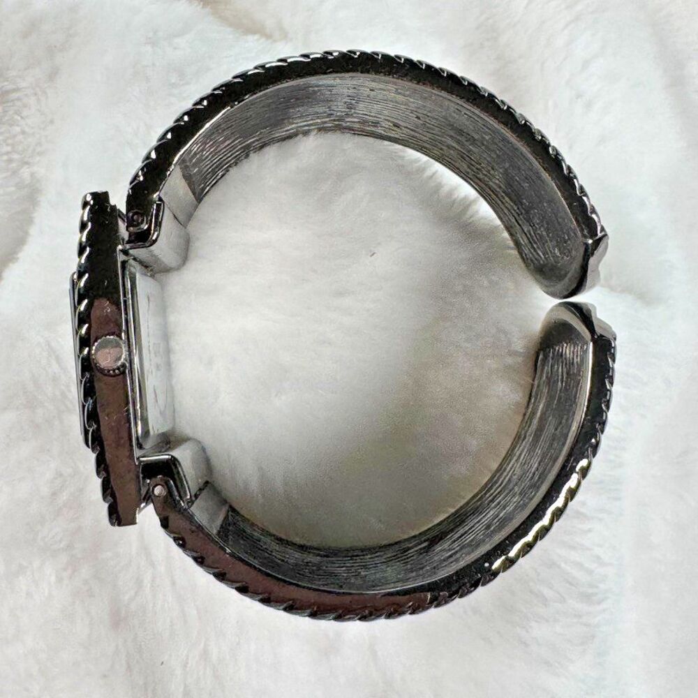 GNW Hammered Cuff Silver Toned Wide Bracelet Watch Y2K Quartz - Picture 12 of 16
